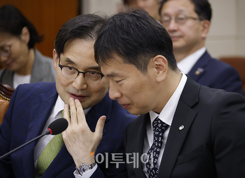 ▲이복현(오른쪽) 금융감독원장과 한기정 공정거래위원장이 15일 서울 여의도 국회에서 열린 정무위원회 전체회의에서 대화하고 있다. 고이란 기자 photoeran@
