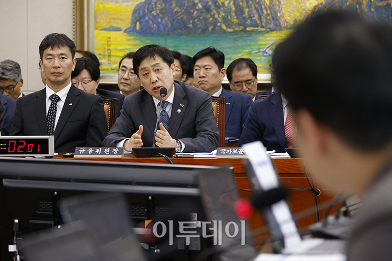 ▲김주현 금융위원장이 15일 서울 여의도 국회에서 열린 정무위원회 전체회의에서 의원 질의에 답변하고 있다. 왼쪽은 이복현 금융감독원장. 고이란 기자 photoeran@
