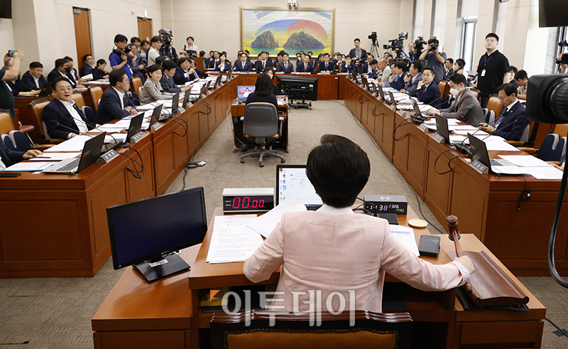 ▲백혜련 국회 정무위 위원장이 15일 서울 여의도 국회에서 열린 정무위원회 전체회의에서 의사봉을 두드리고 있다. 고이란 기자 photoeran@