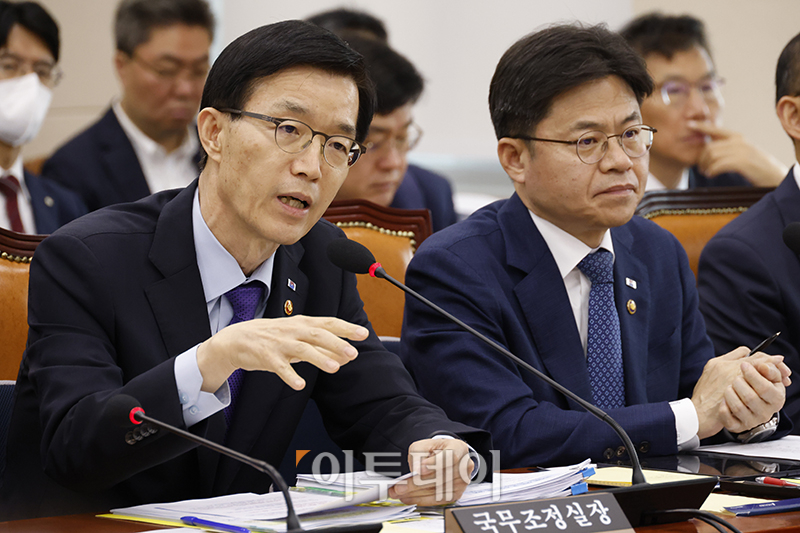 ▲방문규 국무조정실장이 15일 서울 여의도 국회에서 열린 정무위원회 전체회의에서 의원 질의에 답하고 있다. 오른쪽은 유국희 원자력안전위원장. 고이란 기자 photoeran@