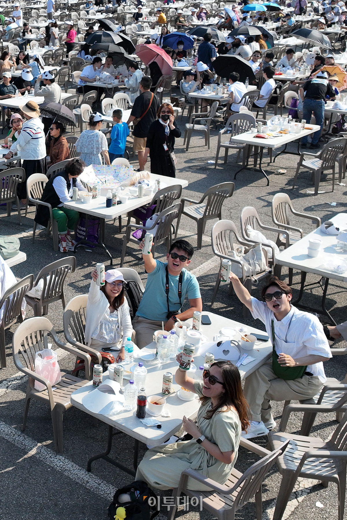 ▲15일 인천 중구 인천항 8부두 상상플랫폼 앞마당에서 열린 1883 인천 맥강(맥주+닭강정)파티에서 참석자들이 맥주파티를 하고 있다. 이번 맥강파티는 1883년 인천항 개항 이후 인천의 관광도시로의 성장 모습을 보여주고 해외 관광객을 유치하기 위해 마련됐다. 맥강파티에는 홍콩과 태국, 베트남, 인도네시아, 미국, 러시아 등 10개국 외국인들이 참석했다. 조현호 기자 hyunho@