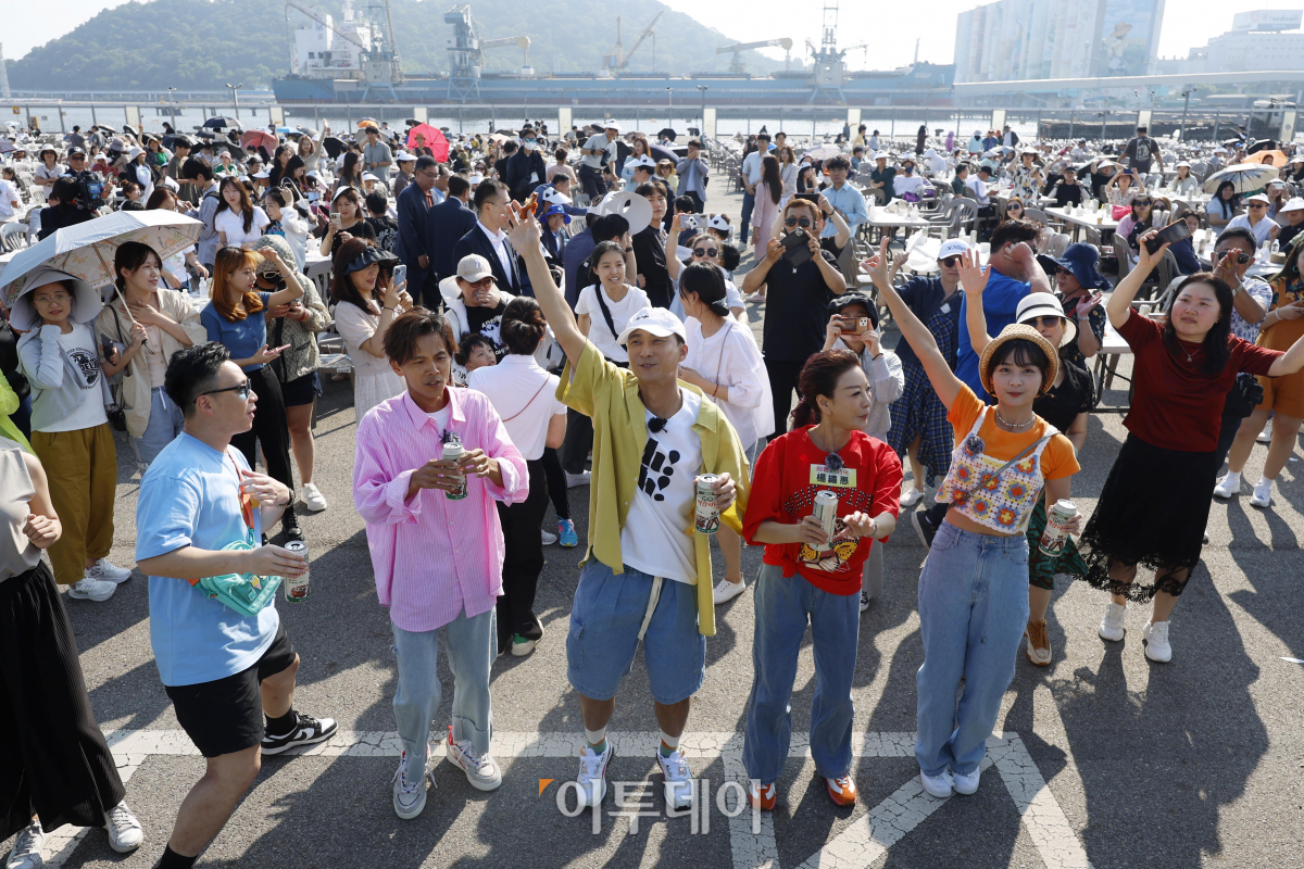 ▲15일 인천 중구 인천항 8부두 상상플랫폼 앞마당에서 열린 1883 인천 맥강(맥주+닭강정)파티에서 참석자들이 맥주파티를 하고 있다. 이번 맥강파티는 1883년 인천항 개항 이후 인천의 관광도시로의 성장 모습을 보여주고 해외 관광객을 유치하기 위해 마련됐다. 맥강파티에는 홍콩과 태국, 베트남, 인도네시아, 미국, 러시아 등 10개국 외국인들이 참석했다. 조현호 기자 hyunho@