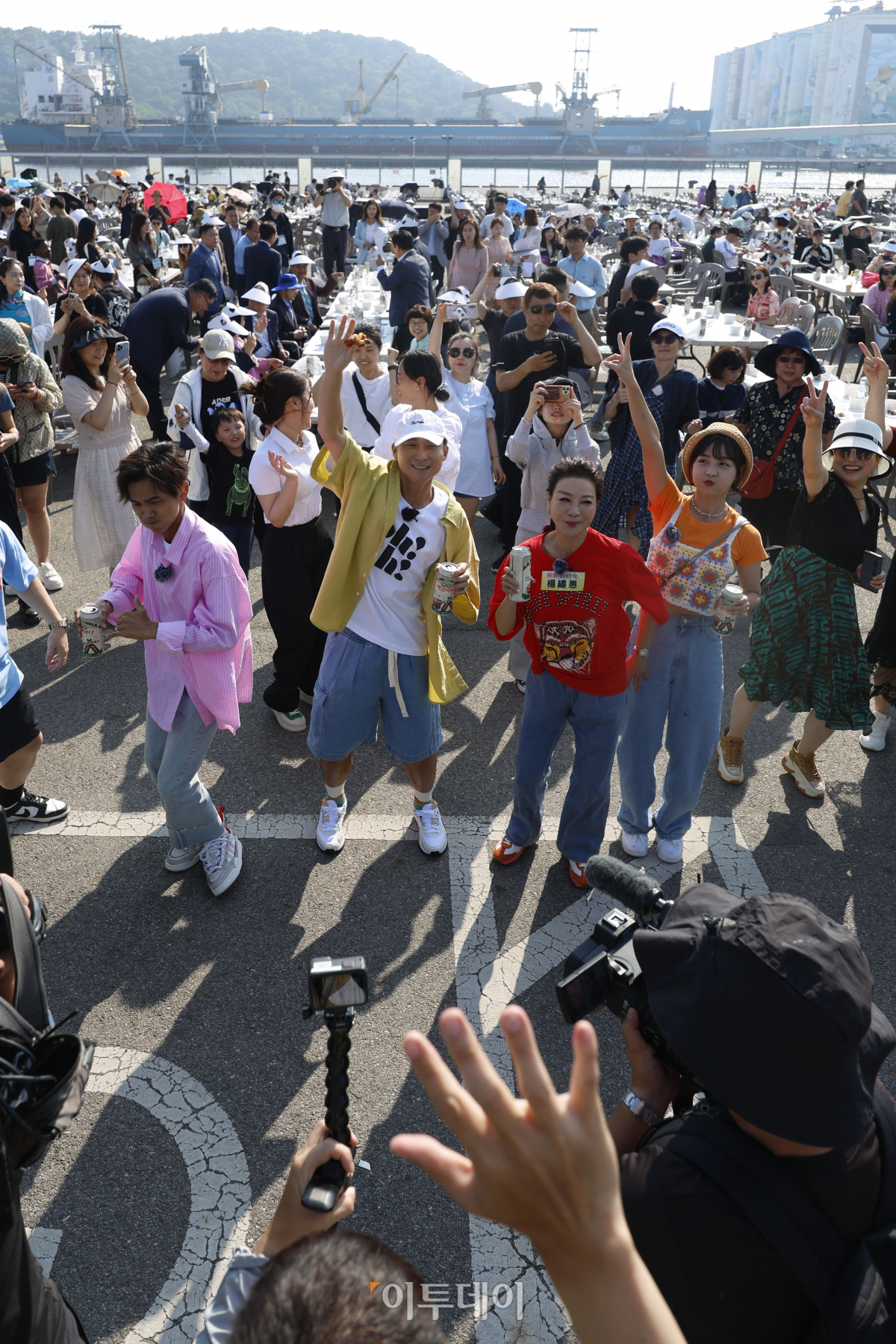 ▲15일 인천 중구 인천항 8부두 상상플랫폼 앞마당에서 열린 1883 인천 맥강(맥주+닭강정)파티에서 참석자들이 맥주파티를 하고 있다. 이번 맥강파티는 1883년 인천항 개항 이후 인천의 관광도시로의 성장 모습을 보여주고 해외 관광객을 유치하기 위해 마련됐다. 맥강파티에는 홍콩과 태국, 베트남, 인도네시아, 미국, 러시아 등 10개국 외국인들이 참석했다. 조현호 기자 hyunho@