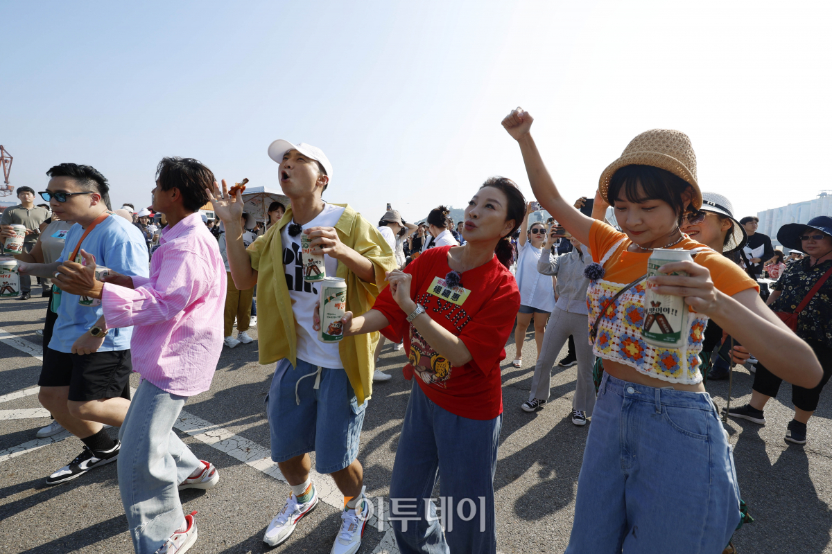 ▲15일 인천 중구 인천항 8부두 상상플랫폼 앞마당에서 열린 1883 인천 맥강(맥주+닭강정)파티에서 참석자들이 맥주파티를 하고 있다. 이번 맥강파티는 1883년 인천항 개항 이후 인천의 관광도시로의 성장 모습을 보여주고 해외 관광객을 유치하기 위해 마련됐다. 맥강파티에는 홍콩과 태국, 베트남, 인도네시아, 미국, 러시아 등 10개국 외국인들이 참석했다. 조현호 기자 hyunho@