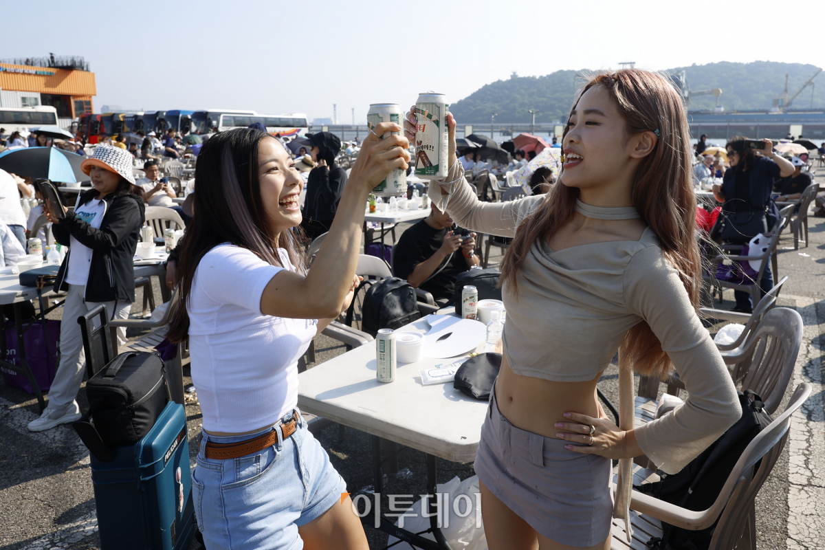 ▲15일 인천 중구 인천항 8부두 상상플랫폼 앞마당에서 열린 1883 인천 맥강(맥주+닭강정)파티에서 참석자들이 맥주파티를 하고 있다. 이번 맥강파티는 1883년 인천항 개항 이후 인천의 관광도시로의 성장 모습을 보여주고 해외 관광객을 유치하기 위해 마련됐다. 맥강파티에는 홍콩과 태국, 베트남, 인도네시아, 미국, 러시아 등 10개국 외국인들이 참석했다. 조현호 기자 hyunho@