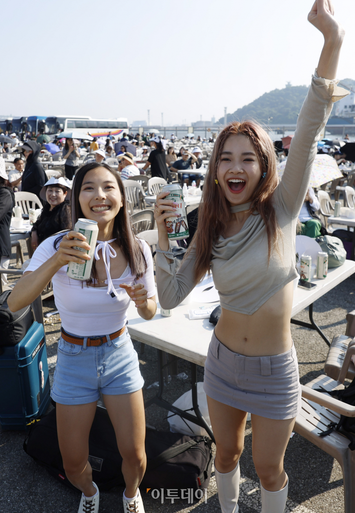 ▲15일 인천 중구 인천항 8부두 상상플랫폼 앞마당에서 열린 1883 인천 맥강(맥주+닭강정)파티에서 참석자들이 맥주파티를 하고 있다. 이번 맥강파티는 1883년 인천항 개항 이후 인천의 관광도시로의 성장 모습을 보여주고 해외 관광객을 유치하기 위해 마련됐다. 맥강파티에는 홍콩과 태국, 베트남, 인도네시아, 미국, 러시아 등 10개국 외국인들이 참석했다. 조현호 기자 hyunho@