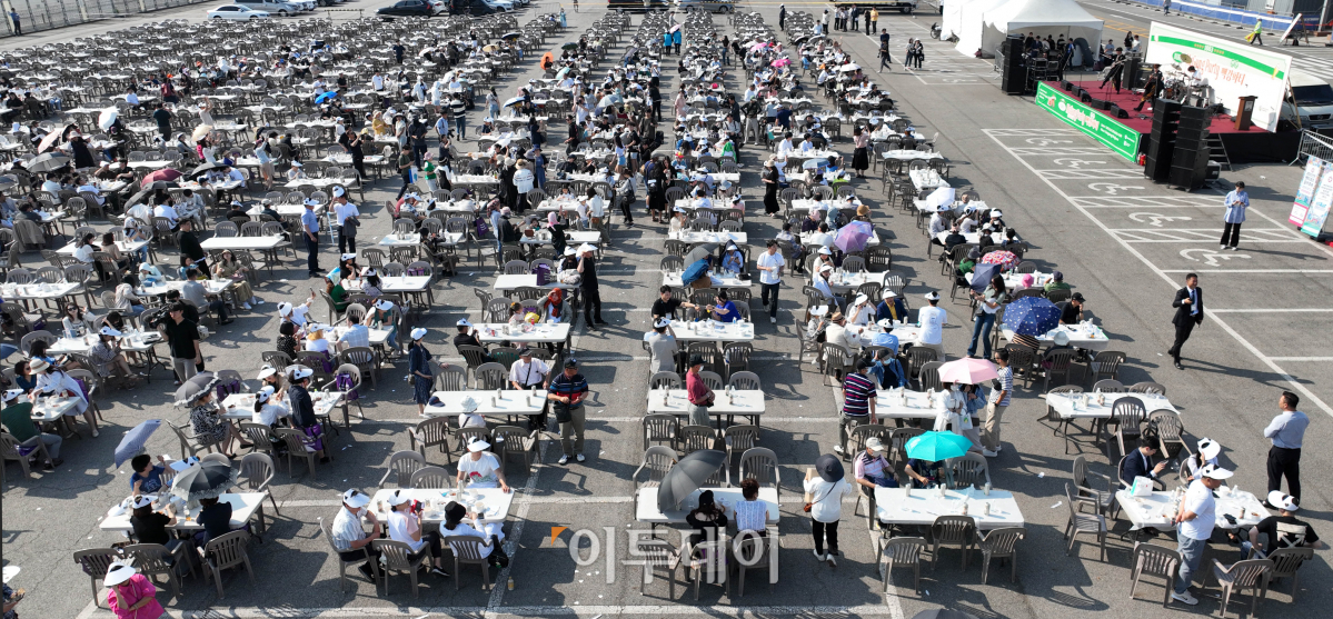 ▲15일 인천 중구 인천항 8부두 상상플랫폼 앞마당에서 열린 1883 인천 맥강(맥주+닭강정)파티에서 참석자들이 맥주파티를 하고 있다. 이번 맥강파티는 1883년 인천항 개항 이후 인천의 관광도시로의 성장 모습을 보여주고 해외 관광객을 유치하기 위해 마련됐다. 맥강파티에는 홍콩과 태국, 베트남, 인도네시아, 미국, 러시아 등 10개국 외국인들이 참석했다. 조현호 기자 hyunho@