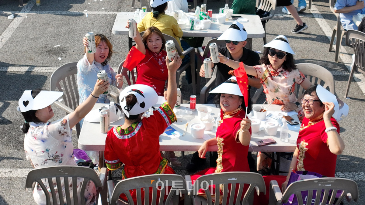▲15일 인천 중구 인천항 8부두 상상플랫폼 앞마당에서 열린 1883 인천 맥강(맥주+닭강정)파티에서 참석자들이 맥주파티를 하고 있다. 이번 맥강파티는 1883년 인천항 개항 이후 인천의 관광도시로의 성장 모습을 보여주고 해외 관광객을 유치하기 위해 마련됐다. 맥강파티에는 홍콩과 태국, 베트남, 인도네시아, 미국, 러시아 등 10개국 외국인들이 참석했다. 조현호 기자 hyunho@