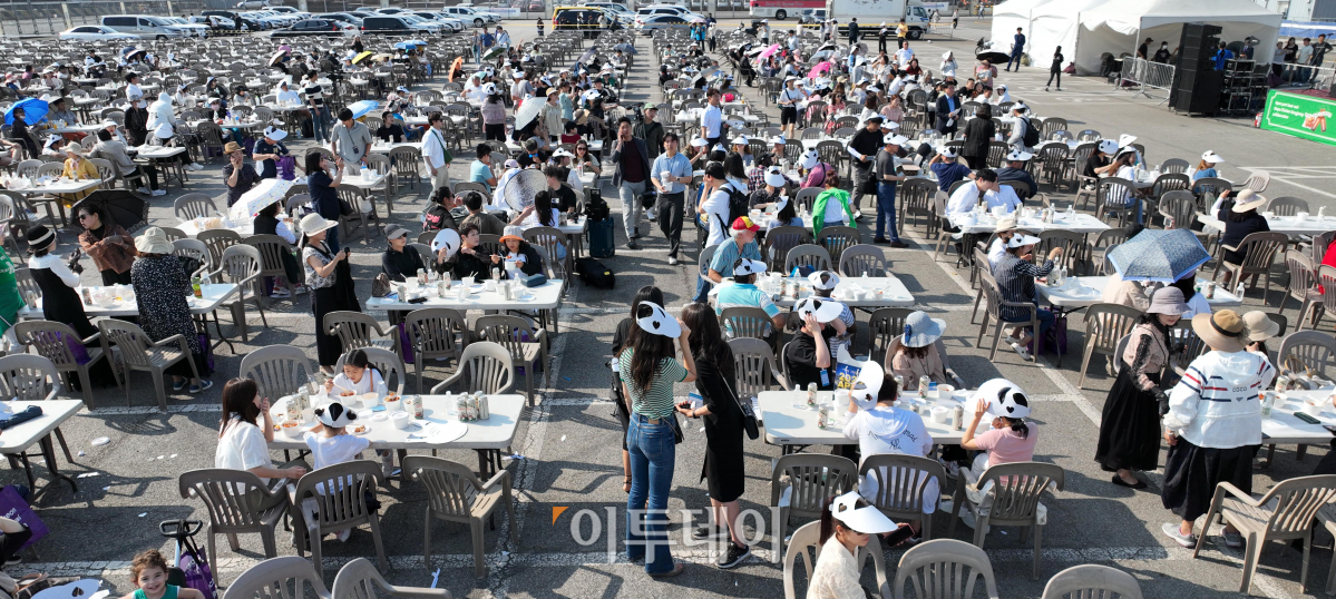 ▲15일 인천 중구 인천항 8부두 상상플랫폼 앞마당에서 열린 1883 인천 맥강(맥주+닭강정)파티에서 참석자들이 맥주파티를 하고 있다. 이번 맥강파티는 1883년 인천항 개항 이후 인천의 관광도시로의 성장 모습을 보여주고 해외 관광객을 유치하기 위해 마련됐다. 맥강파티에는 홍콩과 태국, 베트남, 인도네시아, 미국, 러시아 등 10개국 외국인들이 참석했다. 조현호 기자 hyunho@