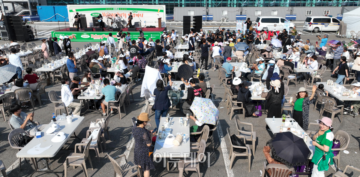 ▲15일 인천 중구 인천항 8부두 상상플랫폼 앞마당에서 열린 1883 인천 맥강(맥주+닭강정)파티에서 참석자들이 맥주파티를 하고 있다. 이번 맥강파티는 1883년 인천항 개항 이후 인천의 관광도시로의 성장 모습을 보여주고 해외 관광객을 유치하기 위해 마련됐다. 맥강파티에는 홍콩과 태국, 베트남, 인도네시아, 미국, 러시아 등 10개국 외국인들이 참석했다. 조현호 기자 hyunho@