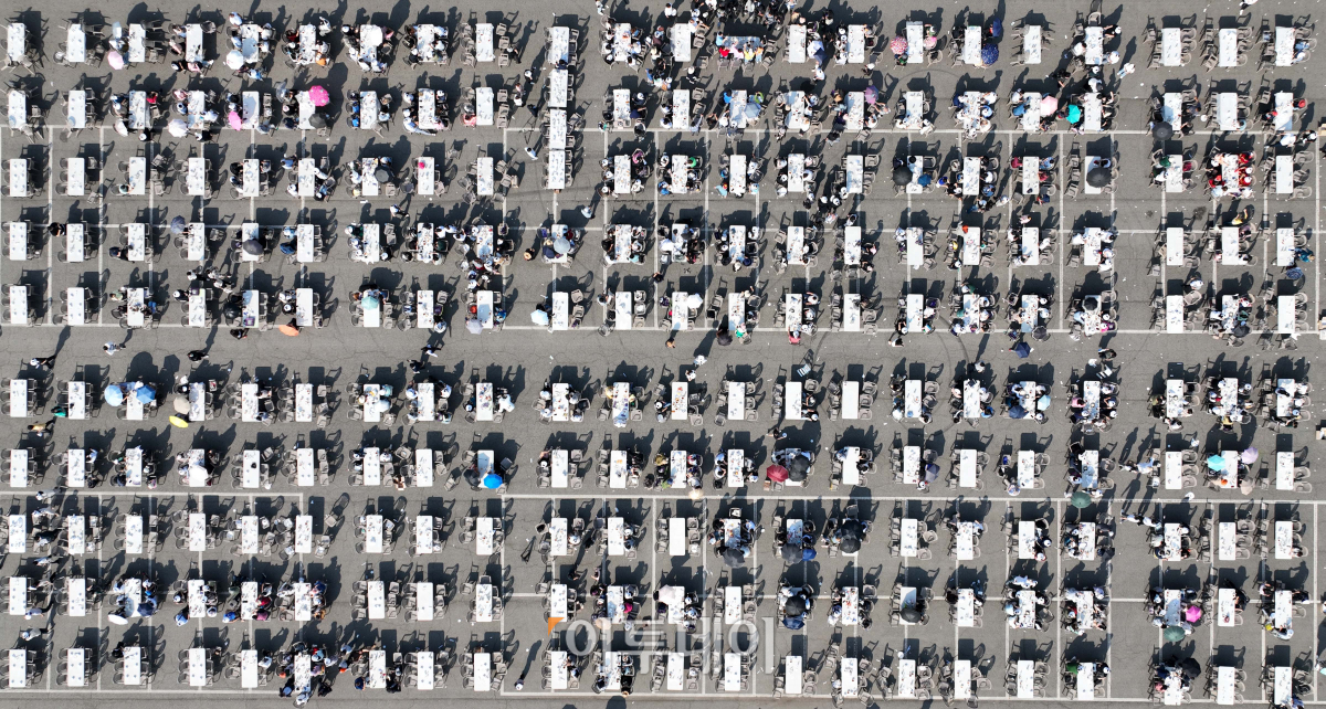 ▲15일 인천 중구 인천항 8부두 상상플랫폼 앞마당에서 열린 1883 인천 맥강(맥주+닭강정)파티에서 참석자들이 맥주파티를 하고 있다. 이번 맥강파티는 1883년 인천항 개항 이후 인천의 관광도시로의 성장 모습을 보여주고 해외 관광객을 유치하기 위해 마련됐다. 맥강파티에는 홍콩과 태국, 베트남, 인도네시아, 미국, 러시아 등 10개국 외국인들이 참석했다. 조현호 기자 hyunho@