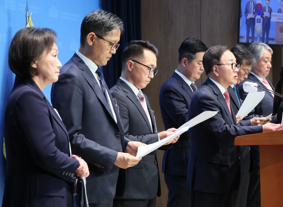 ▲이동근 한국경영자총협회 상근부회장이 23일 오후 국회 소통관에서 노동조합법 개정안 본회의 상정 중단을 촉구하는 경제6단체 공동성명을 발표하고 있다. (연합뉴스)