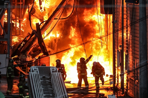 ▲6월 15일 대구 서구 중리동의 한 재활용 공장에서 원인을 알 수 없는 불이 발생했다. (연합뉴스)