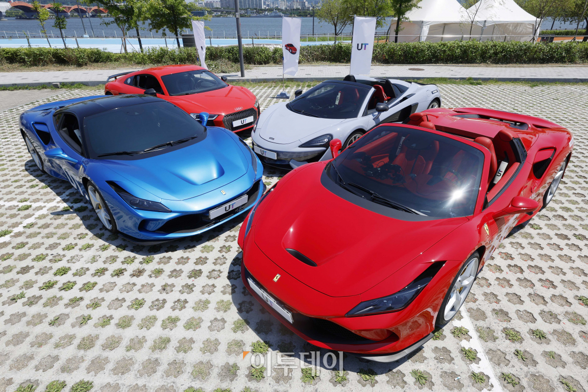 ▲16일 서울 영등포구 양화한강공원에서 열린 'UT(우리들의 택시) 슈퍼카와 함께하는 도심 드라이브' 사전공개 행사에서 슈퍼카들이 정차돼 있다. UT 슈퍼카와 함께하는 도심 드라이브 이벤트는 우티가 제공하는 차별화된 승차 경험을 위해 마련된 이벤트다. 이용자들은 페라리, 멕라렌, 아우디 등 슈퍼카를 호출해 서울 도심 드라이브를 즐길 수 있다. 행사는 17일 하루동안 서울 전 지역에서 우티 앱을 통해 'UT 슈퍼카' 옵션을 호출해 이용할 수 있고 이용 요금은 무료다. 조현호 기자 hyunho@