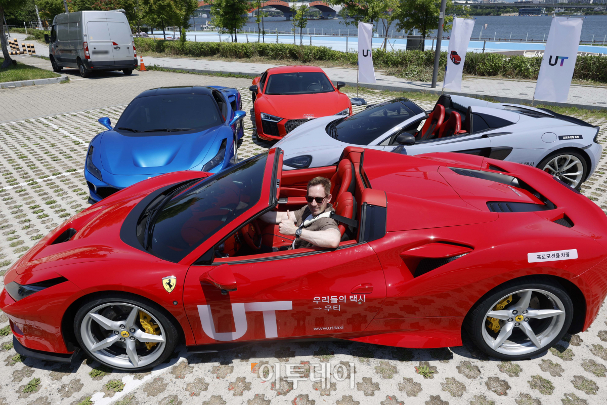 ▲16일 서울 영등포구 양화한강공원에서 열린 'UT(우리들의 택시) 슈퍼카와 함께하는 도심 드라이브' 사전공개 행사에서 톰 화이트 우티 최고경영자(CEO)가 포즈를 취하고 있다. UT 슈퍼카와 함께하는 도심 드라이브 이벤트는 우티가 제공하는 차별화된 승차 경험을 위해 마련된 이벤트다. 이용자들은 페라리, 멕라렌, 아우디 등 슈퍼카를 호출해 서울 도심 드라이브를 즐길 수 있다. 행사는 17일 하루동안 서울 전 지역에서 우티 앱을 통해 'UT 슈퍼카' 옵션을 호출해 이용할 수 있고 이용 요금은 무료다. 조현호 기자 hyunho@