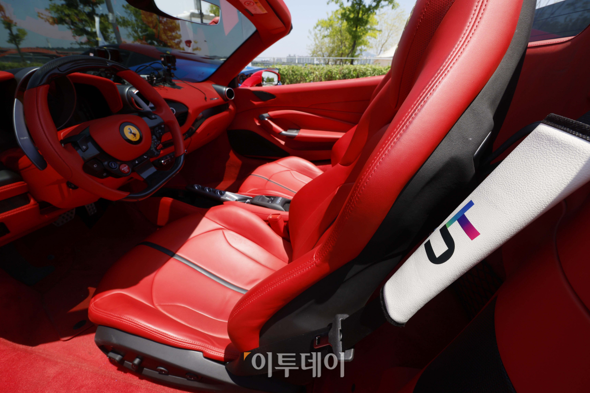 ▲16일 서울 영등포구 양화한강공원에서 열린 'UT(우리들의 택시) 슈퍼카와 함께하는 도심 드라이브' 사전공개 행사에서 슈퍼카들이 정차돼 있다. UT 슈퍼카와 함께하는 도심 드라이브 이벤트는 우티가 제공하는 차별화된 승차 경험을 위해 마련된 이벤트다. 이용자들은 페라리, 멕라렌, 아우디 등 슈퍼카를 호출해 서울 도심 드라이브를 즐길 수 있다. 행사는 17일 하루동안 서울 전 지역에서 우티 앱을 통해 'UT 슈퍼카' 옵션을 호출해 이용할 수 있고 이용 요금은 무료다. 조현호 기자 hyunho@