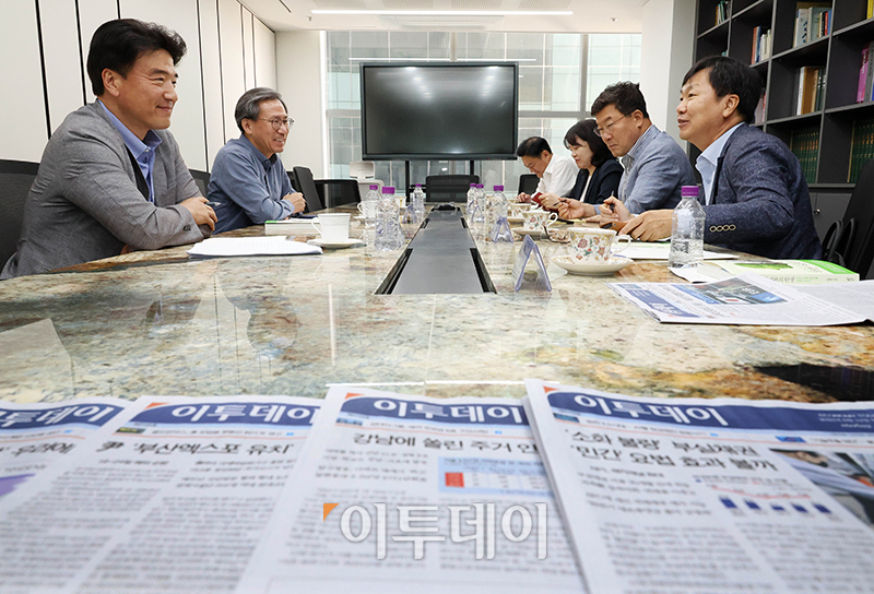 ▲16일 서울 강남구 논현동 이투데이 편집국 회의실에서 열린 독자위원회에서 박상진(오른쪽) 위원이 발언하고 있다. 고이란 기자 photoeran@