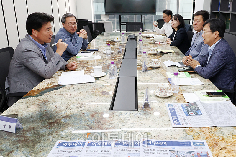 ▲16일 서울 강남구 논현동 이투데이 편집국 회의실에서 열린 독자위원회에서 박성호(왼쪽) 편집국장이 발언하고 있다. 고이란 기자 photoeran@