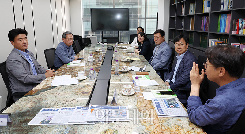 ▲16일 서울 강남구 논현동 이투데이 편집국 회의실에서 독자위원회가 열리고 있다. 오른쪽부터 독자위원회 이준희 위원, 박상진 위원, 김경식 위원장, 양소라 위원, 이준석 위원, 이투데이 김덕헌 대표, 박성호 편집국장. 고이란 기자 photoeran@