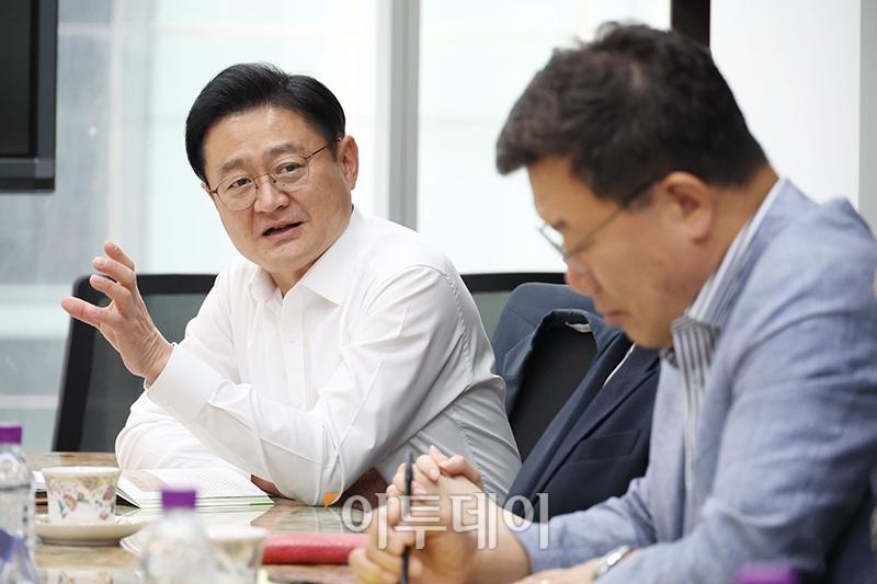 ▲16일 서울 강남구 논현동 이투데이 편집국 회의실에서 열린 독자위원회에서 이준석 위원이 발언하고 있다. 고이란 기자 photoeran@