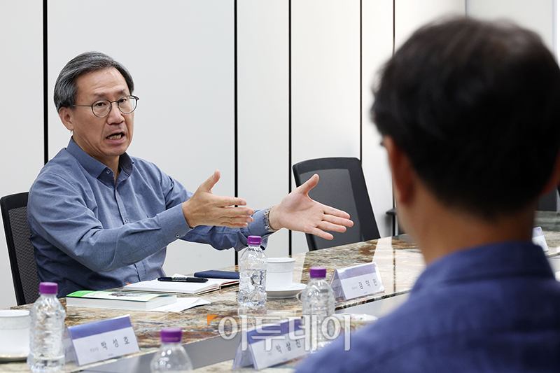 ▲16일 서울 강남구 논현동 이투데이 편집국 회의실에서 열린 독자위원회에서 김덕헌 이투데이 대표가 발언하고 있다. 고이란 기자 photoeran@