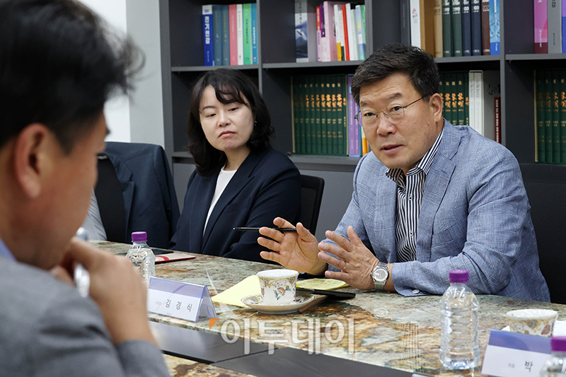 ▲16일 서울 강남구 논현동 이투데이 편집국 회의실에서 열린 독자위원회에서 김경식 위원장이 발언하고 있다. 고이란 기자 photoeran@