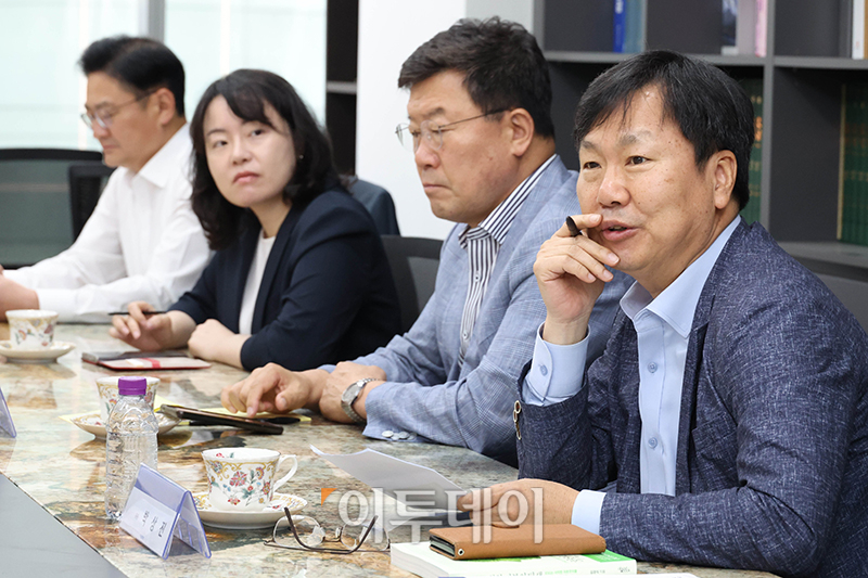 ▲16일 서울 강남구 논현동 이투데이 편집국 회의실에서 열린 독자위원회에서 박상진 위원이 발언하고 있다. 고이란 기자 photoeran@