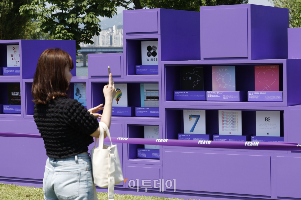 ▲방탄소년단(BTS) 10주년 페스타(FESTA)를 하루 앞둔 16일 오후 서울 영등포구 여의도한강공원에 설치된 방탄소년단 10주년 기념 조형물 앞에서 외국인 관광객이 사진을 찍고 있다. 조현호 기자 hyunho@