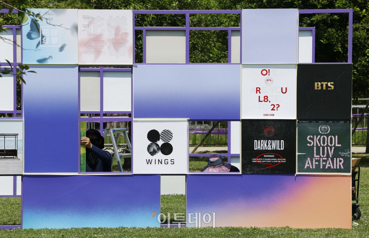 ▲방탄소년단(BTS) 10주년 페스타(FESTA)를 하루 앞둔 16일 오후 서울 영등포구 여의도한강공원에서 관계자들이 행사 준비를 하고 있다. 조현호 기자 hyunho@