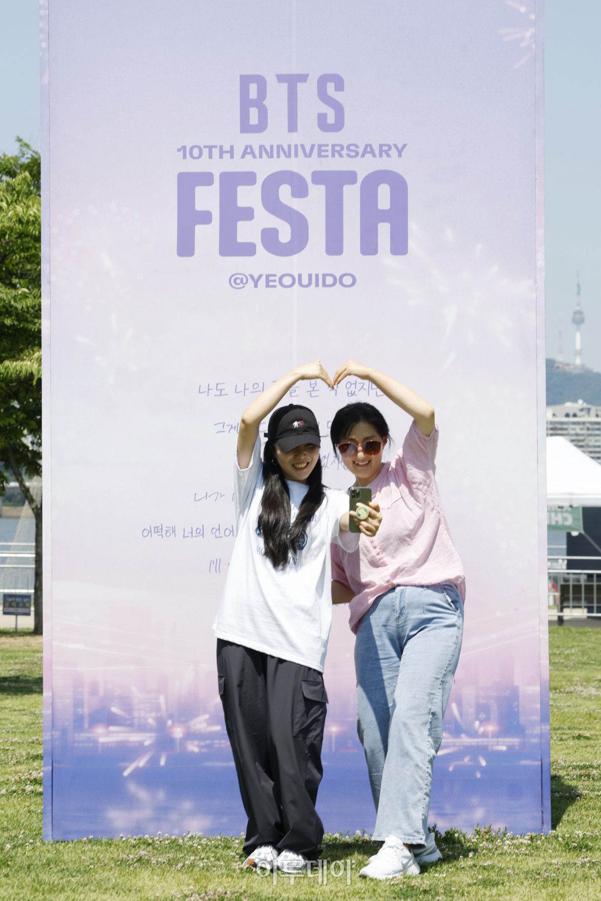 ▲방탄소년단(BTS) 10주년 페스타(FESTA)를 하루 앞둔 16일 오후 서울 영등포구 여의도한강공원에 설치된 방탄소년단 10주년 페스타 포토존 앞에서 시민들이 셀카를 찍고 있다. 조현호 기자 hyunho@