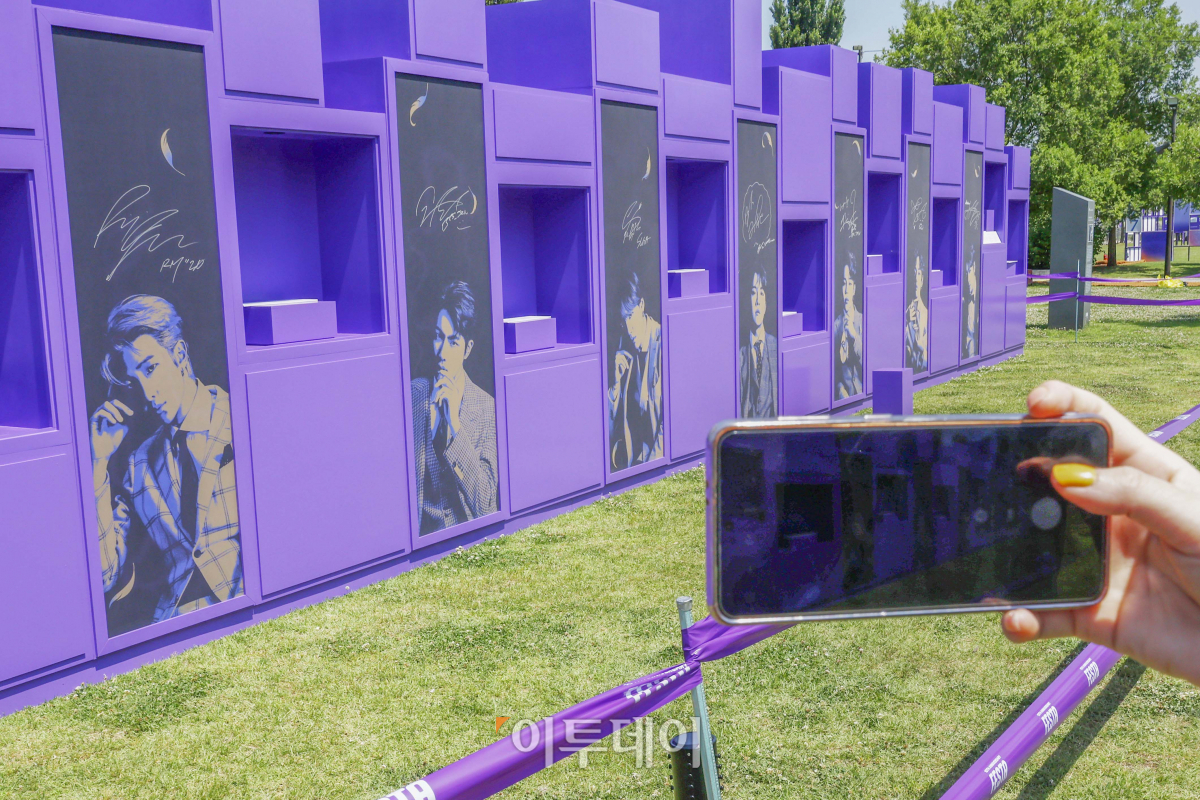 ▲방탄소년단(BTS) 10주년 페스타(FESTA)를 하루 앞둔 16일 오후 서울 영등포구 여의도한강공원에 설치된 방탄소년단 10주년 기념 조형물 앞에서 외국인 관광객이 사진을 찍고 있다. 조현호 기자 hyunho@