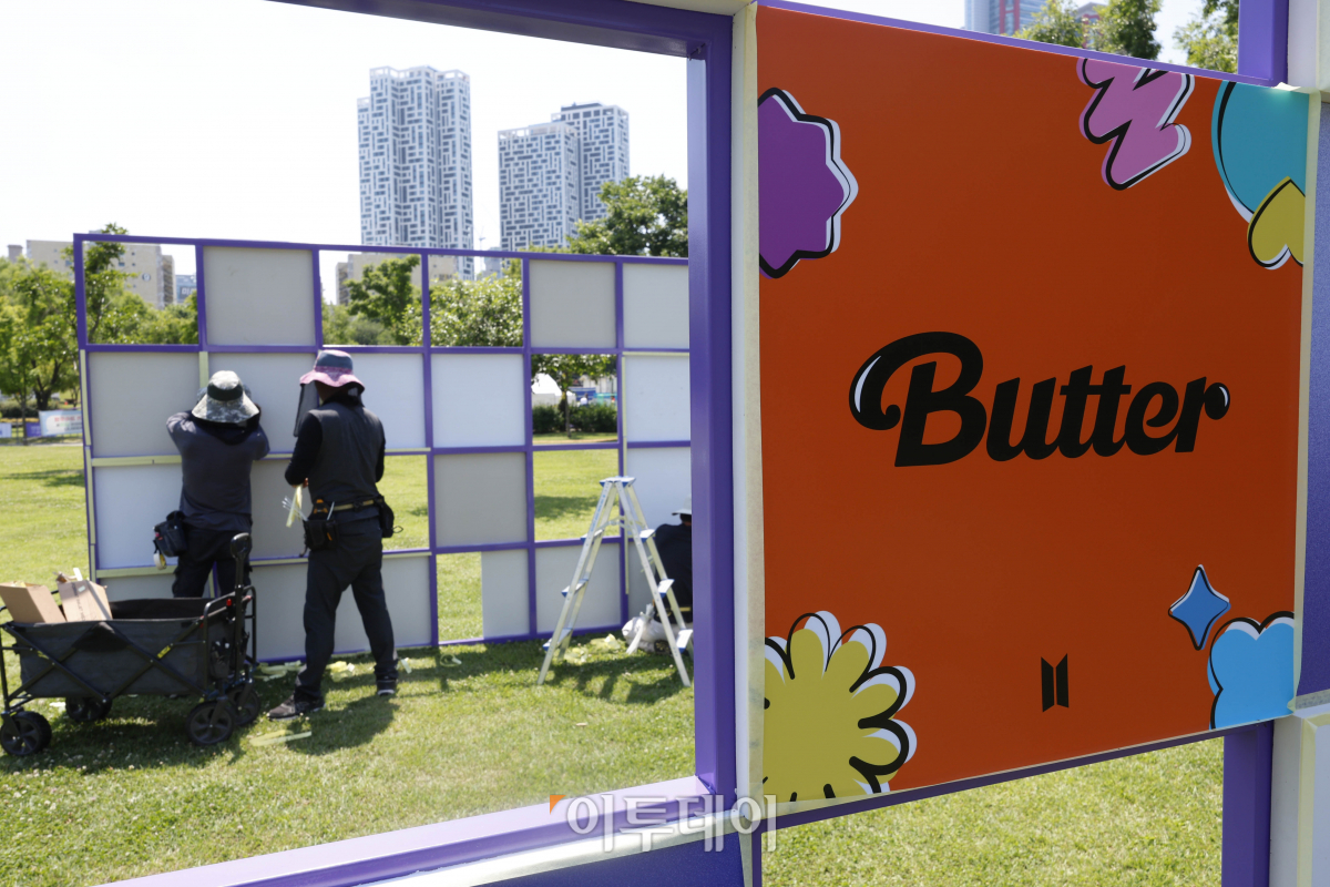 ▲방탄소년단(BTS) 10주년 페스타(FESTA)를 하루 앞둔 16일 오후 서울 영등포구 여의도한강공원에서 관계자들이 행사 준비를 하고 있다. 조현호 기자 hyunho@