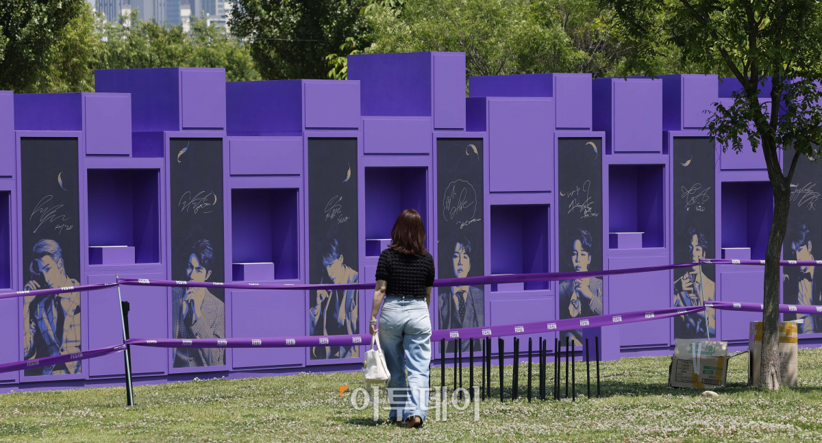 ▲방탄소년단(BTS) 10주년 페스타(FESTA)를 하루 앞둔 16일 오후 서울 영등포구 여의도한강공원에 10주년 기념 조형물이 설치되어 있다. 조현호 기자 hyunho@