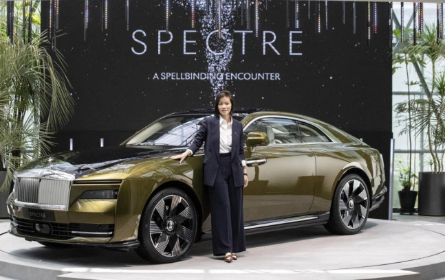 ▲아이린 니케인(Irene Nikkein) 롤스로이스모터카 아시아 태평양 지역 총괄이 16일 오전 서울 강남구 식물관 PH 수서에서 열린 롤스로이스 순수 전기차 모델 ‘스펙터’ 미디어 공개행사에서 차량 소개를 하고 있다. 뉴시스

