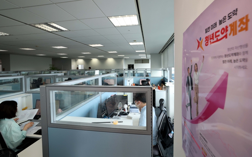 ▲15일 서울 중구 청년도약계좌 비대면 상담센터에서 상담사들이 업무를 보고 있다. 이날 출시된 청년도약계좌는 청년층의 자산형성을 돕기 위한 정책금융상품으로 월 최대 70만원씩 5년간 납입하면 연 6%의 금리를 적용받아 원금과 이자 5000만원을 모을 수 있다. 가입 대상은 개인소득이 연 7500만원 이하, 가구소득은 중위소득의 180% 이하인 만 19~34세이다. (신태현 기자 holjjak@)