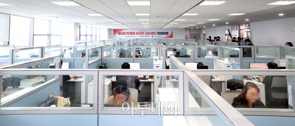 ▲ 15일 서울 중구 청년도약계좌 비대면 상담센터에서 상담사들이 업무를 보고 있다. 이날 출시된 청년도약계좌는 청년층의 자산형성을 돕기 위한 정책금융상품으로 월 최대 70만원씩 5년간 납입하면 연 6%의 금리를 적용받아 원금과 이자 5000만원을 모을 수 있다. 가입 대상은 개인소득이 연 7500만원 이하, 가구소득은 중위소득의 180% 이하인 만 19~34세이다. 신태현 기자 holjjak@ (이투데이 DB)