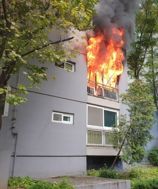 ▲경기 성남시 분당구 아파트에서 화재가 발생한 현장. (사진제공=경기도소방재난본부)