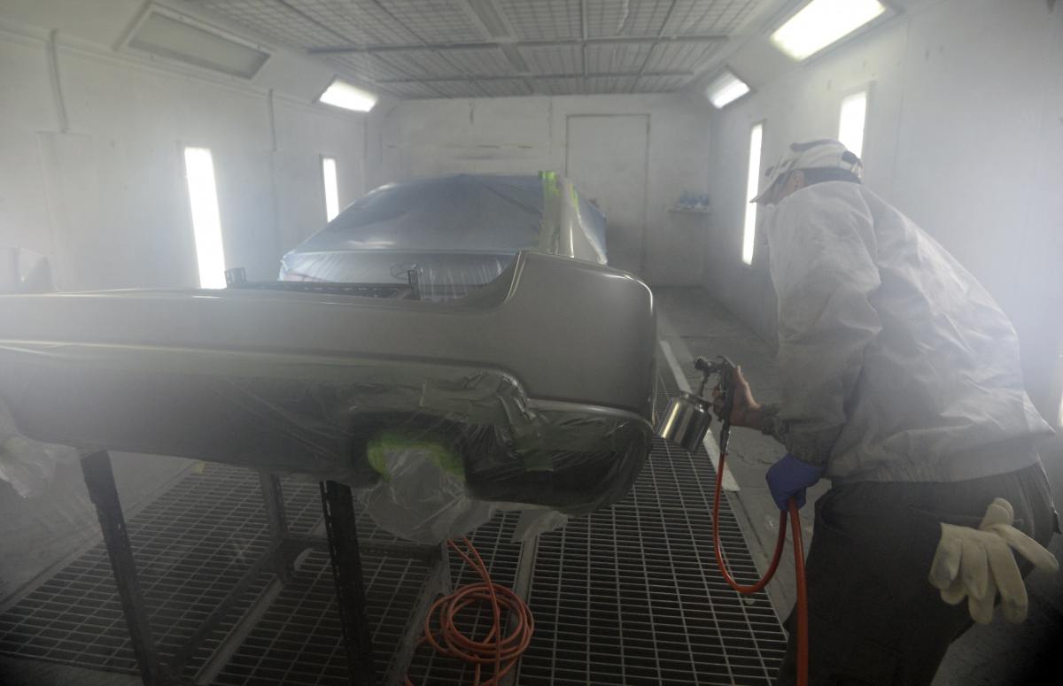 ▲서울시 민생사법경찰단이 불법도장 대기오염배출 사업장 단속 사례를 공개한 20일 오전 서울시 금천구 한 자동차 정비사업장에서 관계자가 도색작업을 하고 있다. (뉴시스)