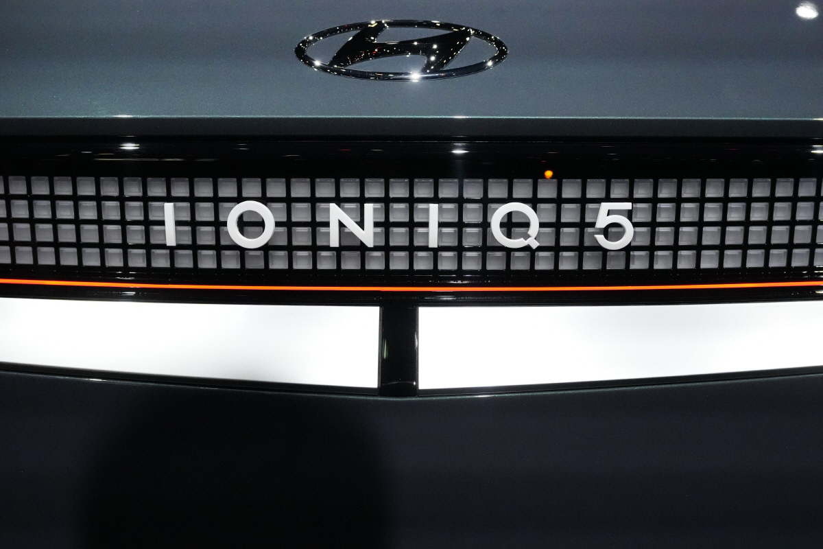 ▲2024년형 현대차 아이오닉5가 2월 9일(현지시간) 미국 시카고에서 열린 오토쇼에서 전시돼 있다. 시카고(미국)/AP연합뉴스
