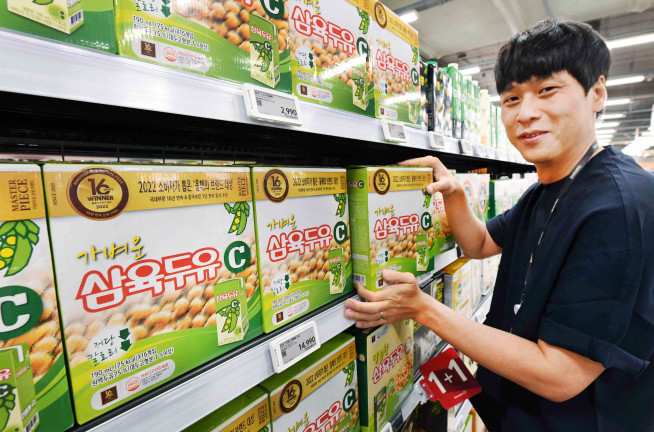 ▲조장선 홈플러스 제과음료팀 바이어가 ‘홈플러스 메가푸드마켓’ 강서점에서 신제품 ‘삼육두유C’를 선보이고 있다. (사진제공=홈플러스)