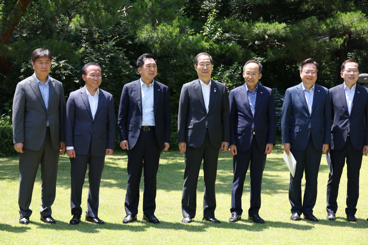 ▲한덕수 국무총리가 18일 오후 서울 종로구 총리 서울공관에서 열린 고위당정협의에서 참석자들과 기념 촬영하고 있다.    이날 고위당정협의에서는 후쿠시마 원전 오염수 관련 대응 상황을 점검하고 중대 범죄자 신상 공개 확대 방안 등을 논의한다. (연합뉴스)