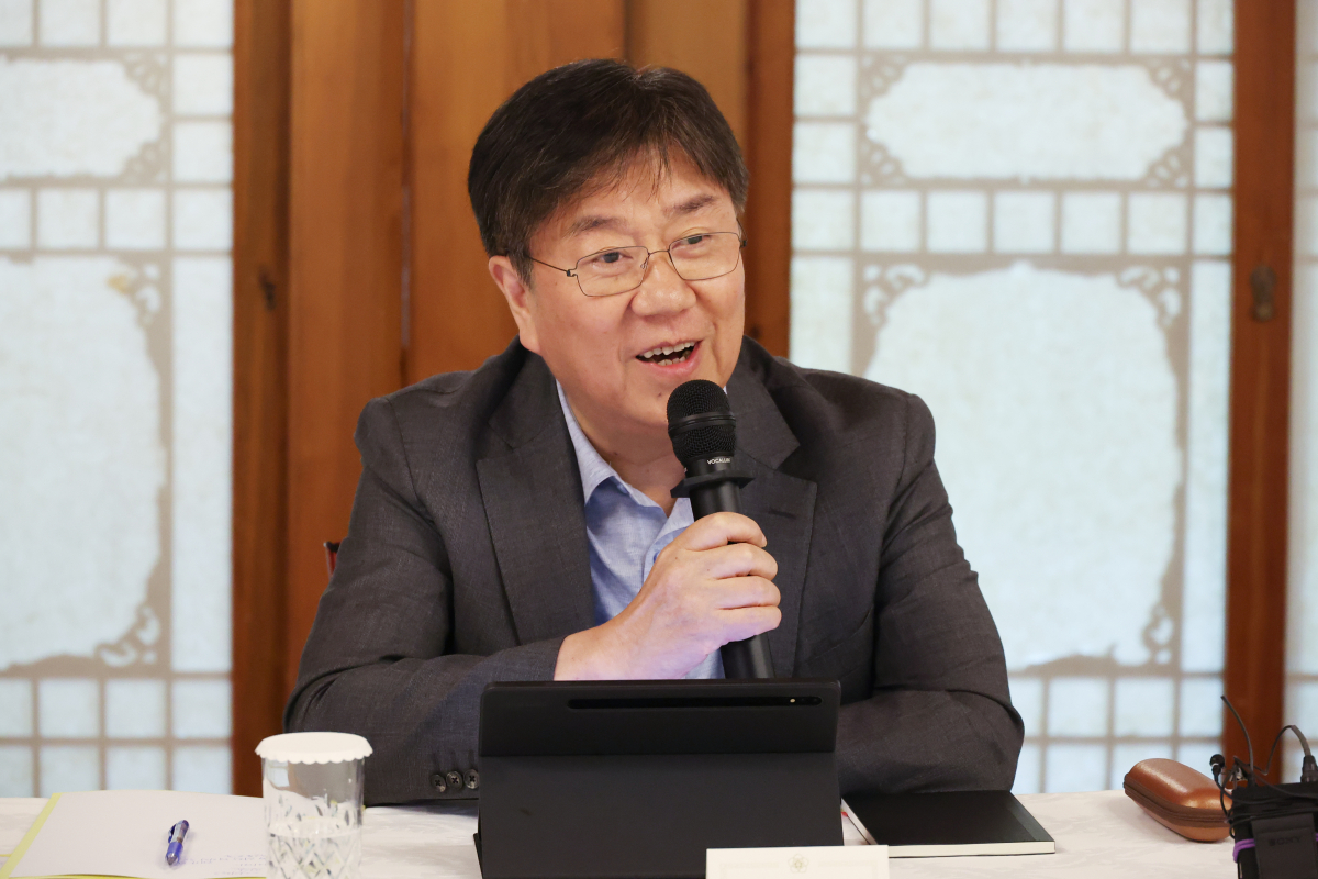 ▲김대기 대통령비서실장이 18일 오후 서울 종로구 총리 서울공관에서 열린 고위당정협의에 참석해 발언하고 있다.  이날 고위당정협의에서는 후쿠시마 원전 오염수 관련 대응 상황을 점검하고 중대 범죄자 신상 공개 확대 방안 등을 논의한다. (연합뉴스)