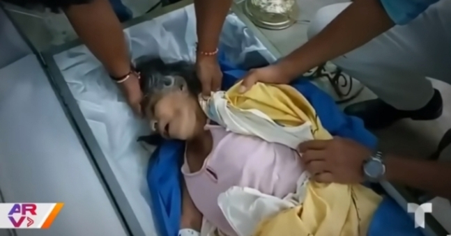 ▲첫 사망판정 후 관 속에서 숨을 쉬는 벨라 몬토야. (출처=Al Rojo Vivo 화면 캡처)