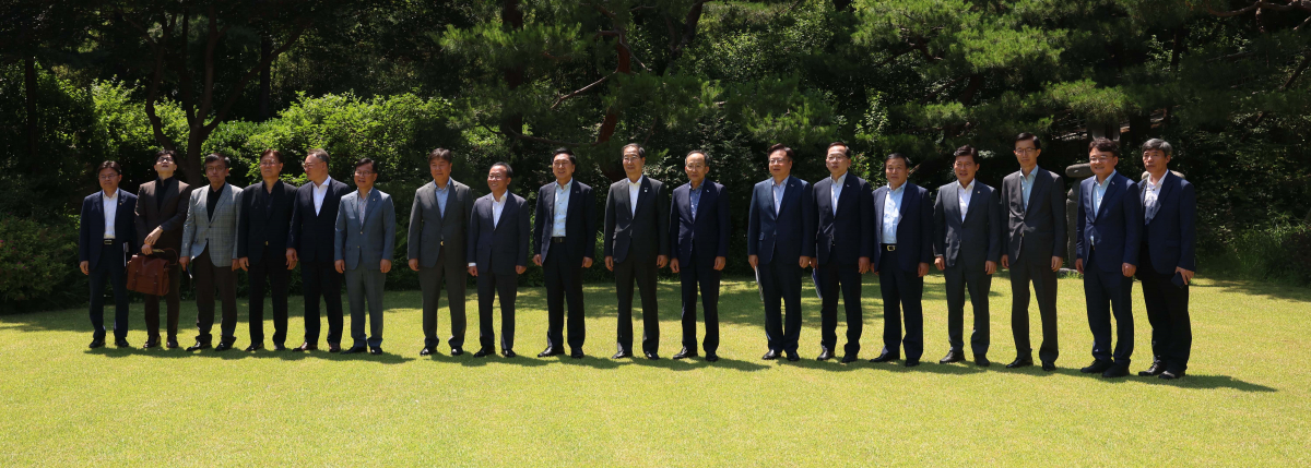 ▲한덕수 국무총리, 김기현 국민의힘 대표, 김대기 대통령 비서실장, 추경호 부총리 겸 기획재정부 장관, 윤재옥 국민의힘 원내대표 등이 18일 서울 종로구 총리공관에서 열린 고위당정협의회에 앞서 대화하고 있다. 신태현 기자 holjjak@