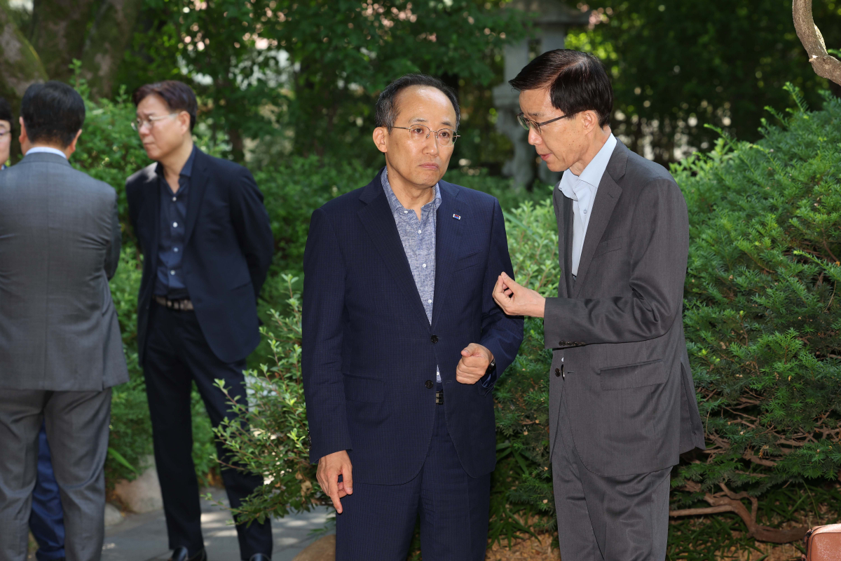 ▲추경호(왼쪽) 부총리 겸 기획재정부 장관과 방문규 국무조정실장이 18일 서울 종로구 총리공관에서 열린 고위당정협의회에 앞서 대화하고 있다. 신태현 기자 holjjak@