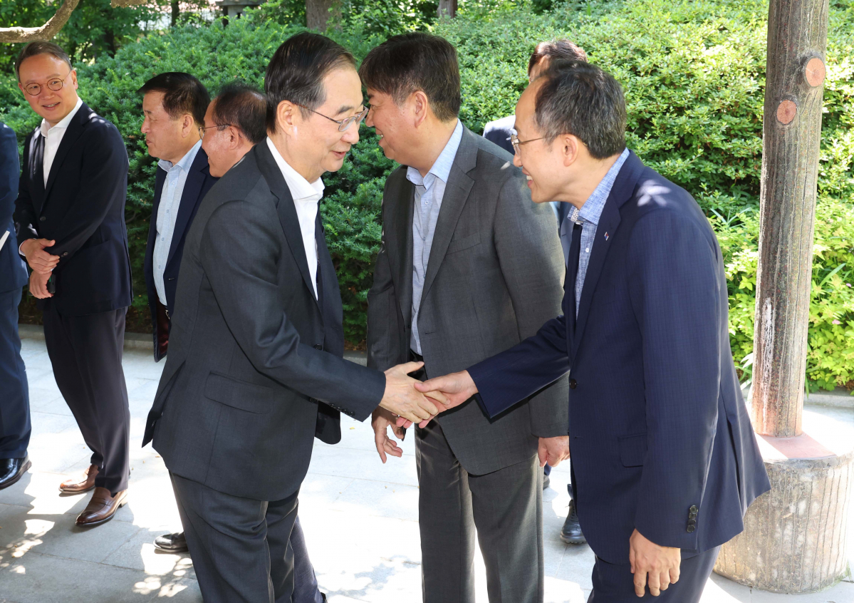 ▲한덕수(왼쪽) 국무총리와 추경호 부총리 겸 기획재정부 장관이 18일 서울 종로구 총리공관에서 열린 고위당정협의회에 앞서 인사하고 있다. 신태현 기자 holjjak@