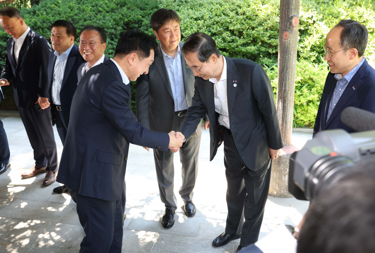 ▲한덕수(오른쪽) 국무총리와 김기현 국민의힘 대표가 18일 서울 종로구 총리공관에서 열린 고위당정협의회에 앞서 인사하고 있다. 신태현 기자 holjjak@