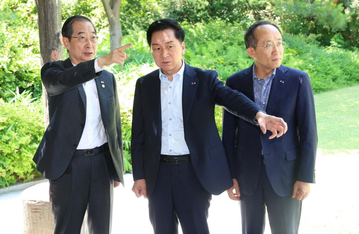 ▲한덕수(왼쪽부터) 국무총리, 김기현 국민의힘 대표, 추경호 부총리 겸 기획재정부 장관이 18일 서울 종로구 총리공관에서 열린 고위당정협의회에 앞서 대화하고 있다. 신태현 기자 holjjak@