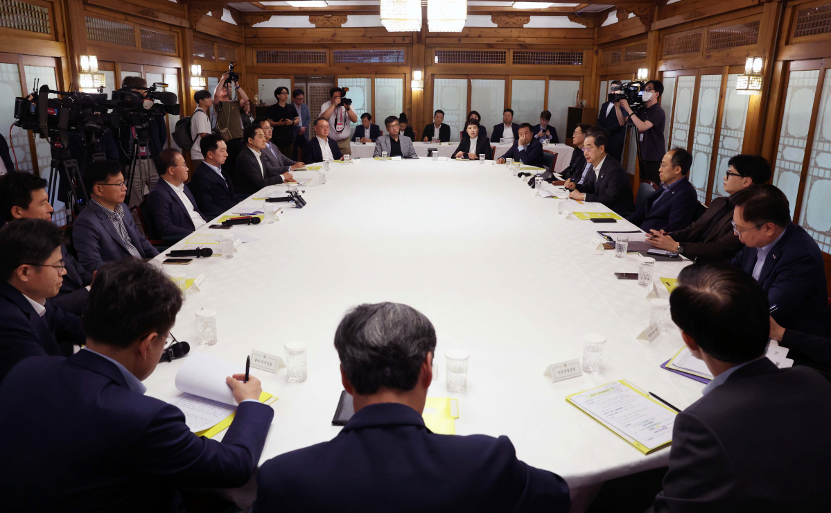 ▲한덕수 국무총리가 18일 서울 종로구 총리공관에서 열린 고위당정협의회에서 발언하고 있다. 신태현 기자 holjjak@