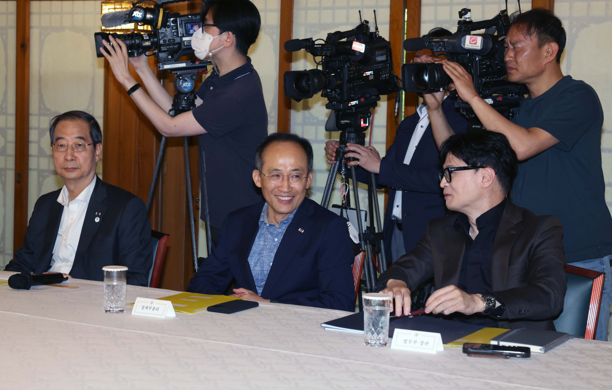 ▲추경호(가운데) 부총리 겸 기획재정부 장관과 한동훈 법무부 장관이 18일 서울 종로구 총리공관에서 열린 고위당정협의회에 앞서 대화하고 있다. 신태현 기자 holjjak@